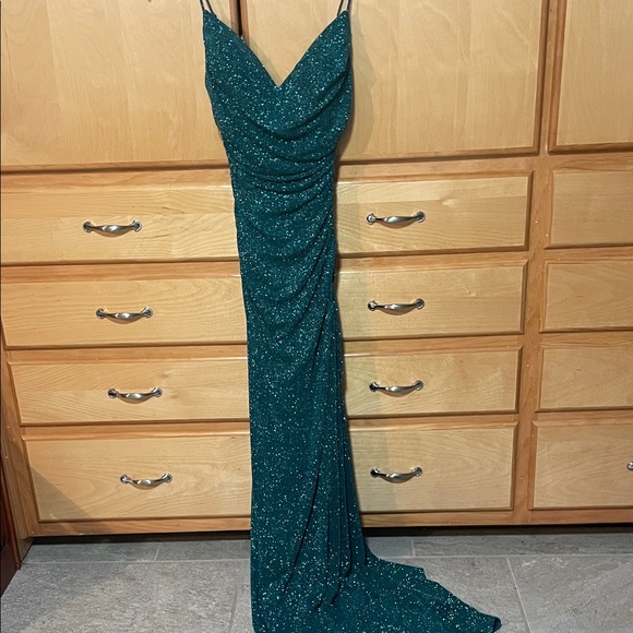 Elegant Green Evening Gown - Picture 1 of 2